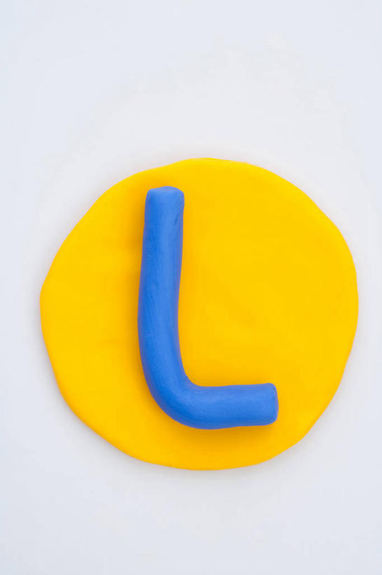 无人,竖图,俯视,室内,特写,白天,白色背景,静物,英文,圆形,标志,图形,文字,圆,字符,字母,泥土,土壤,几何,标识,黄色,蓝色,摄影,影棚,英文字母,粘土,数学,矿物,彩图,高角度拍摄,影棚拍摄,拍摄,几何图形,平面图形,黏土