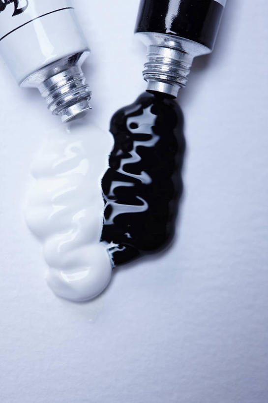 无人,竖图,俯视,室内,特写,白天,白色背景,绘画,静物,阴影,艺术,反射,影子,白色,黑色,摄影,影棚,颜料,美术,彩图,高角度拍摄,影棚拍摄,拍摄,丙烯颜料