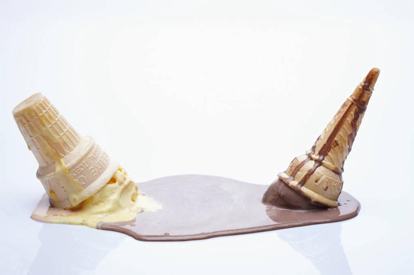 点心,无人,横图,俯视,室内,特写,白天,白色背景,阴影,融化,反射,影子,食品,冰激凌,凌乱,清凉,饼,小吃,食物,糕点,两个,冷饮,舒服,冰淇淋,摄影,影棚,解暑,混乱,解渴,雪糕,烤饼,华夫饼,熔化,舒爽,窝夫,格子饼,华夫,格仔饼,冰糕,消暑,纷乱,缭乱,庞杂,溶化,熔解,消溶,巧克力冰淇淋,彩图,高角度拍摄,影棚拍摄,拍摄