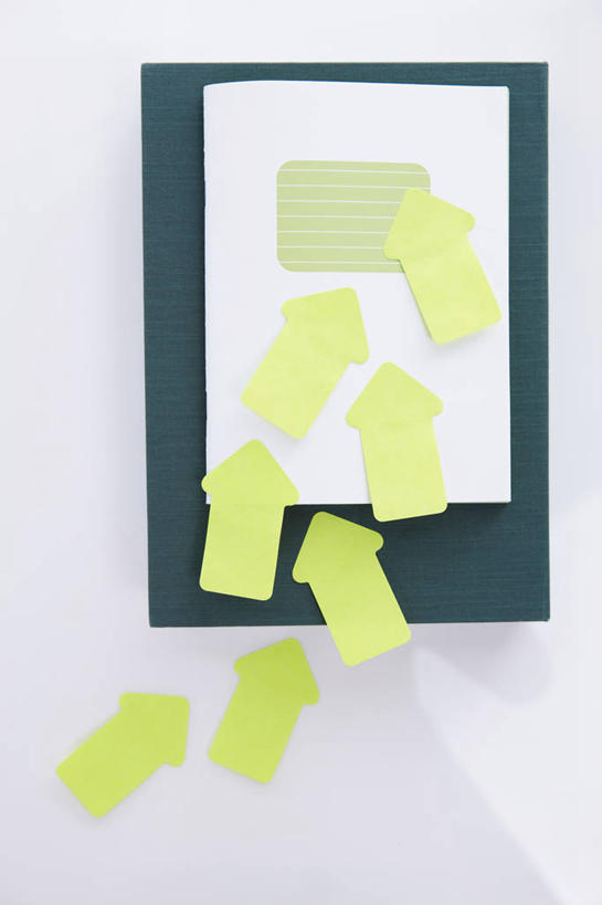 无人,竖图,俯视,室内,特写,白天,白色背景,静物,粘性,办公用品,便利贴,便签,记事本,方向,箭头,文具,本子,笔记本,摄影,影棚,办公设备,文具用品,记事,指向,快捷,簇,文化工具,方便,N次贴,便条贴,告诉贴,即时贴,便贴纸,彩图,高角度拍摄,影棚拍摄,拍摄