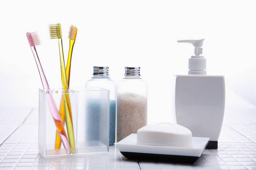 无人,横图,室内,特写,白天,白色背景,正面,化妆,美容,静物,杯子,护肤,阴影,反射,瓷砖,地砖,牙刷,影子,地面,玻璃制品,玻璃瓶,化妆品,瓶子,水杯,肥皂,香皂,日用品,洗浴用品,清洁,保养,享受,休闲,沐浴乳,放松,保健,摄影,影棚,沐浴露,洗漱用品,卫生,浴盐,护肤品,化妆用品,护肤用品,舒缓,养颜,去污,紧肤,嫩肤,玻璃杯,洗涤,彩图,影棚拍摄,拍摄