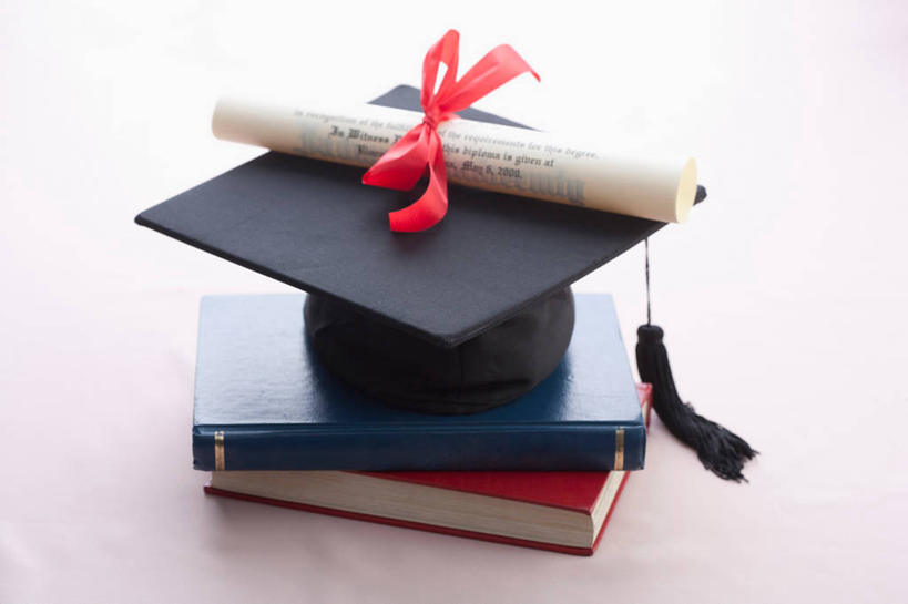 无人,学生,横图,俯视,室内,特写,白天,静物,书籍,阴影,粉色背景,反射,丝绸,丝带,文凭,影子,缎带,绸带,蝴蝶结,书本,摄影,流苏,影棚,两本,证书,学士帽,毕业,学士服,学位证,学位证书,垂布,学士袍,书,图书,彩图,高角度拍摄,影棚拍摄,拍摄