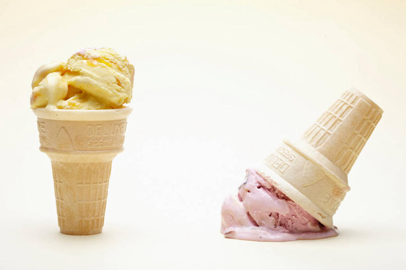 点心,无人,横图,室内,特写,白天,正面,餐桌,桌子,阴影,黄色背景,反射,影子,食品,冰激凌,凌乱,清凉,饼,小吃,食物,糕点,两个,粉色,黄色,冷饮,舒服,冰淇淋,摄影,影棚,餐台,解暑,混乱,解渴,雪糕,烤饼,华夫饼,舒爽,窝夫,格子饼,华夫,格仔饼,冰糕,消暑,纷乱,缭乱,庞杂,彩图,影棚拍摄,拍摄