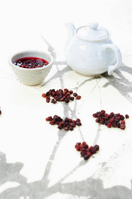 无人,竖图,俯视,室内,特写,白天,白色背景,幸福,植物,茶,杯子,阴影,反射,壶,影子,陶瓷,茶叶,草药,药草,陶瓷制品,娱乐,中药,水壶,茶壶,容器,水杯,享受,休闲,温馨,放松,乐趣,摄影,影棚,提神,舒适,醒脑,药材,中草药,中药材,本草,北五味子,秤砣子,五味子,茶杯,彩图,高角度拍摄,影棚拍摄,拍摄