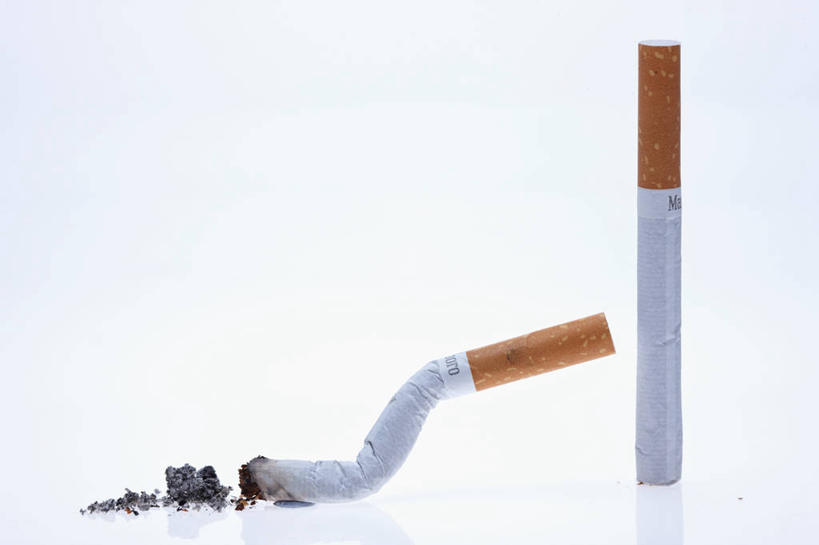 无人,横图,室内,特写,白天,白色背景,正面,静物,香烟,阴影,反射,影子,两个,烟,摄影,影棚,灰烬,卷烟,烟草,纸烟,彩图,影棚拍摄,拍摄