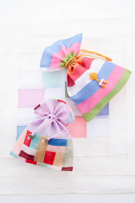 无人,竖图,俯视,室内,特写,白天,白色背景,静物,袋子,阴影,装饰,反射,布袋,影子,祝福,文化,传统,两个,祈祷,祈福,健康,许愿,摄影,影棚,福袋,纪念,华丽,修饰,祈求,吉祥,点缀,衬托,美观,雅致,雅观,好运,平安,彩图,高角度拍摄,影棚拍摄,拍摄