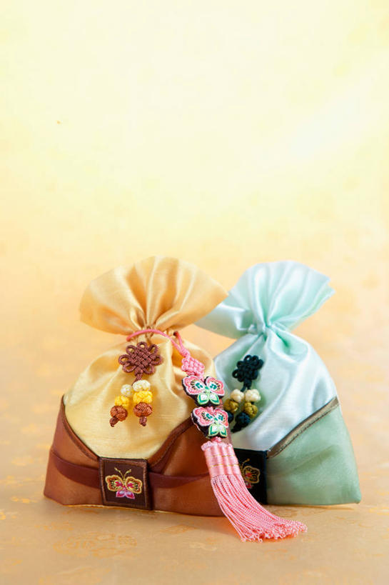 无人,竖图,室内,特写,白天,正面,静物,袋子,工艺美术品,阴影,艺术,反射,布袋,影子,艺术品,祝福,文化,传统,两个,工艺品,祈祷,祈福,健康,许愿,摄影,影棚,福袋,纪念,工艺,祈求,美术,吉祥,好运,平安,彩图,影棚拍摄,拍摄