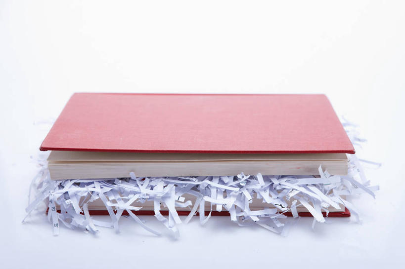 无人,横图,室内,特写,白天,白色背景,正面,静物,书籍,一本,阴影,反射,影子,纸屑,红色,书本,摄影,影棚,碎纸,碎纸条,书,图书,彩图,影棚拍摄,拍摄