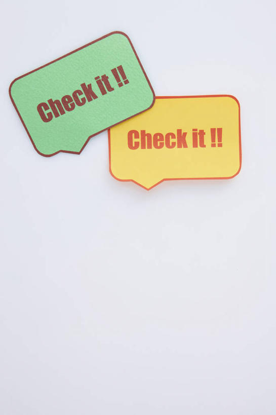 无人,竖图,俯视,室内,特写,白天,白色背景,静物,阴影,反射,标志,文字,影子,字符,字母,标识,摄影,影棚,对话框,感叹号,彩图,高角度拍摄,影棚拍摄,拍摄