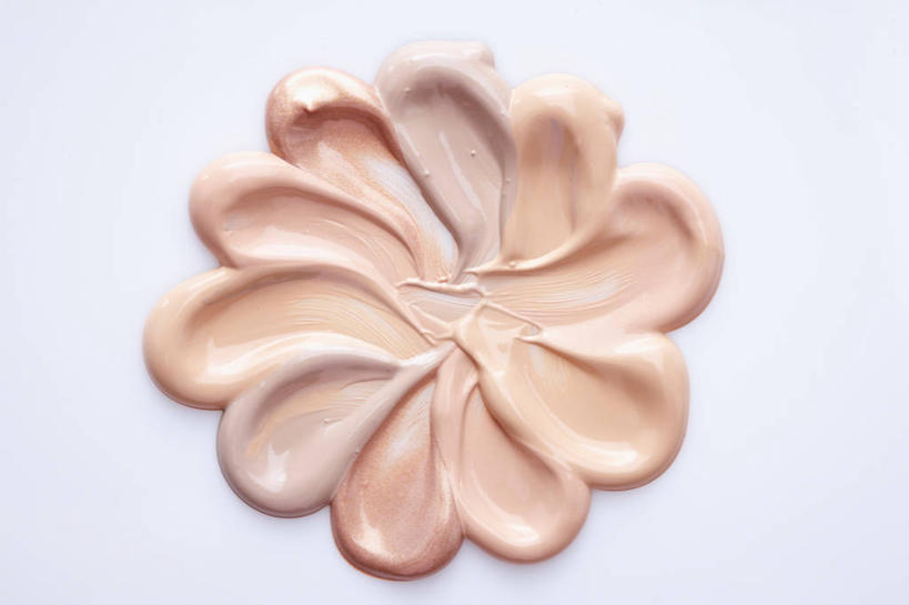 无人,横图,俯视,室内,特写,白天,白色背景,静物,装饰,花蕾,花,花瓣,化妆品,花苞,花蕊,米色,粉底液,摄影,影棚,粉底,华丽,修饰,点缀,护肤品,化妆用品,护肤用品,遮盖,吸脂,衬托,美观,雅致,雅观,彩图,高角度拍摄,影棚拍摄,拍摄,防晒