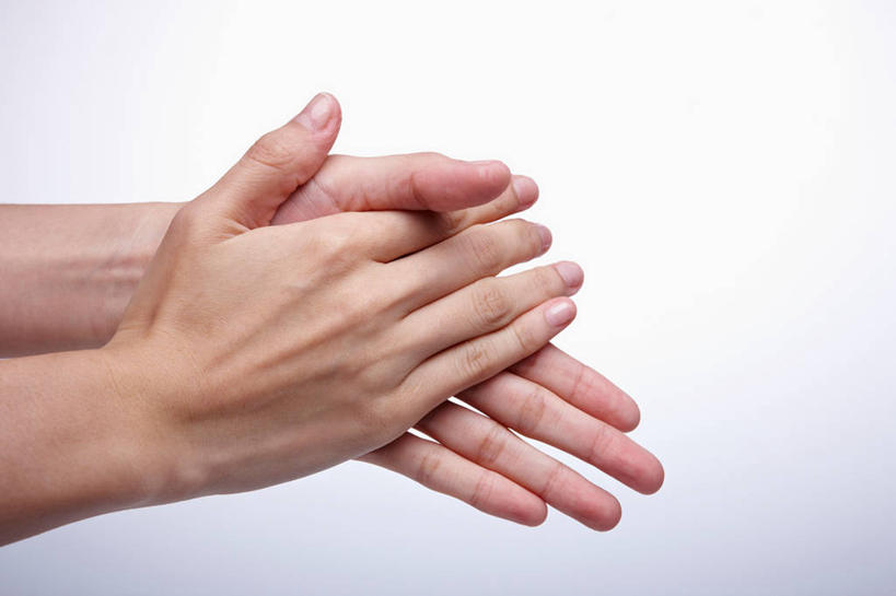 东方人,手,一个人,横图,室内,特写,白天,白色背景,侧面,亚洲,双手,仅一个男性,仅一个人,阴影,反射,影子,黄种人,仅一个年轻男性,手部,摄影,影棚,荡涤,洗濯,男人,男性,年轻男性,亚洲人,清洗,半身,彩图,影棚拍摄,拍摄