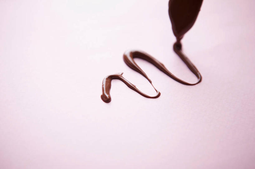 无人,横图,俯视,室内,特写,白天,袋子,制作,阴影,粉色背景,曲折,弯曲,装饰,反射,纹路,裱花袋,纹理,影子,食品,甜品,加工,塑料袋,食物,甜食,巧克力,巧克力酱,摄影,蜿蜒,影棚,朱古力,裱花枪,裱花,肌理,彩图,高角度拍摄,影棚拍摄,拍摄