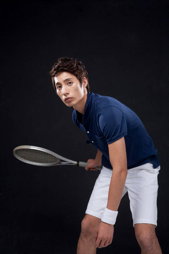 东方人,一个人,运动员,站,竖图,室内,白天,正面,运动服,网球,亚洲,仅一个男性,仅一个人,弯腰,握,黑色背景,服装,网球拍,球拍,网球装备,拿,网球运动员,拿着,注视,黄种人,运动器械,仅一个年轻男性,衣服,观察,看,站着,健身器械,握着,摄影,服饰,影棚,观看,察看,衣着,穿着,关注,健身器材,弯身,衣饰,网球运动,男人,男性,年轻男性,亚洲人,体育运动员,运动选手,站立,半身,彩图,影棚拍摄,拍摄,运动器材,运动装
