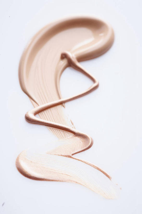 无人,竖图,俯视,室内,特写,白天,白色背景,静物,阴影,反射,纹路,纹理,影子,褐色,化妆品,粉底液,摄影,影棚,粉底,修饰,护肤品,化妆用品,护肤用品,遮盖,吸脂,肌理,彩图,高角度拍摄,影棚拍摄,拍摄,防晒