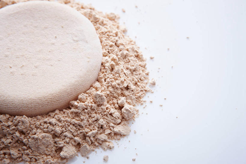 无人,横图,俯视,室内,特写,白天,白色背景,静物,一堆,许多,阴影,堆叠,堆积,反射,粉饼,粉末,影子,很多,粉扑,化妆品,粉,摄影,影棚,堆,修饰,美容工具,护肤品,化妆用品,护肤用品,遮盖,化妆工具,吸脂,粉状,粉剂,彩图,高角度拍摄,影棚拍摄,拍摄,防晒