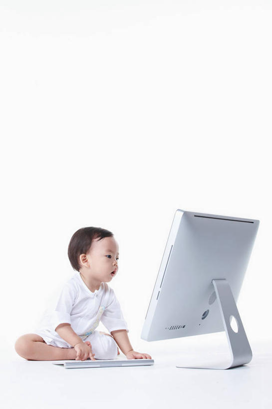 东方人,婴儿,儿童,一个人,坐,盘腿,竖图,室内,白天,白色背景,正面,婴儿服装,纯洁,电脑,显示器,键盘,亚洲,仅一个人,服装,网络,注视,黄种人,光脚,输入设备,通讯设备,小孩,衣服,观察,看,赤脚,台式电脑,可爱,摄影,服饰,活泼,影棚,观看,察看,衣着,穿着,关注,宝宝,通信设备,输出设备,纯真,烂漫,无邪,衣饰,电脑一体机,伶俐,天真,亚洲人,孩子,盘腿而坐,盘膝,盘着腿的,盘着腿坐,双腿交叉,坐着,彩图,全身,影棚拍摄,婴儿服,拍摄