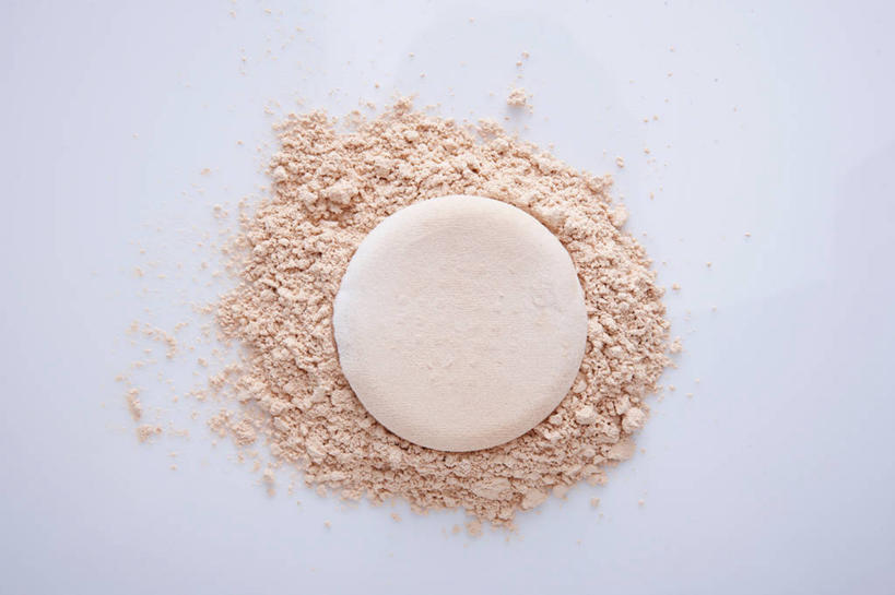 无人,横图,俯视,室内,特写,白天,白色背景,静物,一堆,许多,阴影,堆叠,堆积,反射,粉饼,粉末,影子,很多,粉扑,化妆品,粉,摄影,影棚,堆,修饰,美容工具,护肤品,化妆用品,护肤用品,遮盖,化妆工具,吸脂,粉状,粉剂,彩图,高角度拍摄,影棚拍摄,拍摄,防晒