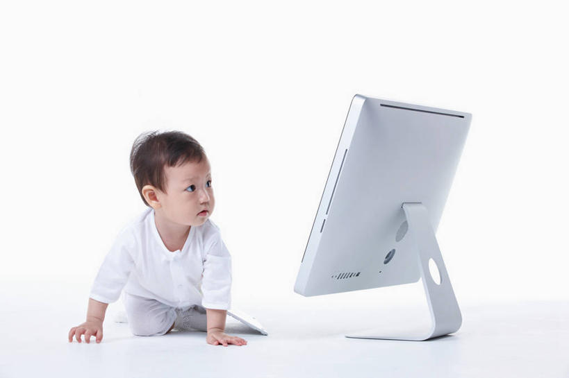 东方人,婴儿,儿童,一个人,跪,横图,室内,白天,白色背景,正面,婴儿服装,纯洁,电脑,显示器,键盘,亚洲,仅一个人,服装,网络,扭头,注视,黄种人,输入设备,通讯设备,小孩,衣服,观察,看,转头,台式电脑,可爱,摄影,服饰,活泼,影棚,观看,察看,衣着,穿着,关注,宝宝,通信设备,输出设备,纯真,烂漫,无邪,衣饰,电脑一体机,伶俐,天真,亚洲人,孩子,跪着,彩图,全身,影棚拍摄,婴儿服,拍摄