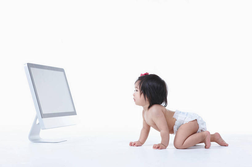 东方人,婴儿,儿童,一个人,横图,室内,白天,白色背景,侧面,纯洁,电脑,显示器,亚洲,仅一个人,撑,装饰,网络,头饰,黄种人,光脚,输入设备,通讯设备,尿布,纸尿裤,尿不湿,小孩,爬行,发饰,饰品,赤脚,爬,台式电脑,可爱,摄影,活泼,影棚,华丽,修饰,点缀,撑着,纸尿布,宝宝,通信设备,头绳,匍匐,输出设备,纯真,烂漫,无邪,配饰,纸尿片,衬托,美观,雅致,雅观,电脑一体机,伶俐,天真,亚洲人,孩子,抬头,仰头,彩图,全身,影棚拍摄,拍摄,发绳