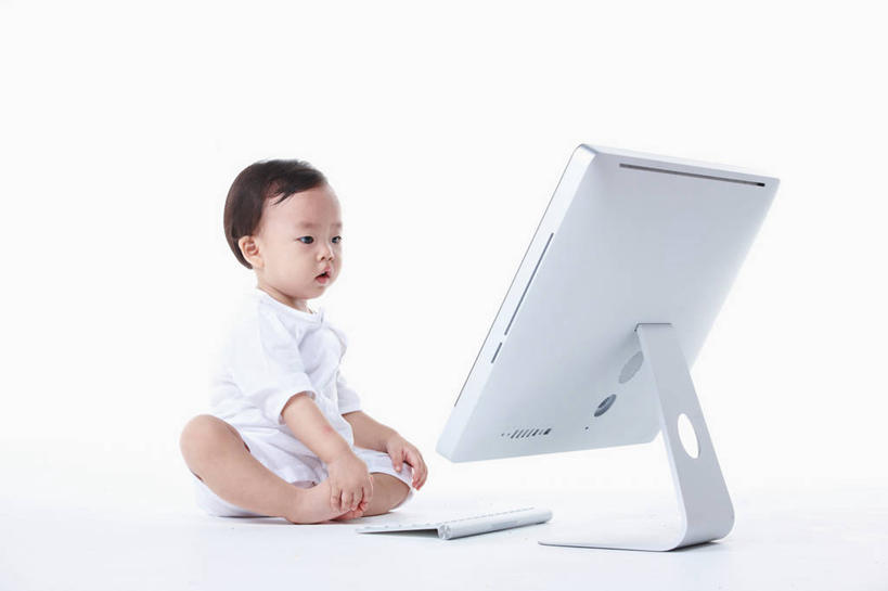 东方人,婴儿,儿童,一个人,坐,盘腿,横图,室内,白天,白色背景,侧面,婴儿服装,纯洁,电脑,显示器,键盘,亚洲,仅一个人,握,阴影,服装,反射,网络,影子,注视,黄种人,光脚,输入设备,通讯设备,小孩,衣服,观察,看,赤脚,台式电脑,可爱,握着,摄影,服饰,活泼,影棚,观看,察看,衣着,穿着,关注,宝宝,通信设备,输出设备,纯真,烂漫,无邪,衣饰,电脑一体机,伶俐,天真,电脑键盘,亚洲人,孩子,盘腿而坐,盘膝,盘着腿的,盘着腿坐,双腿交叉,坐着,彩图,全身,影棚拍摄,婴儿服,拍摄