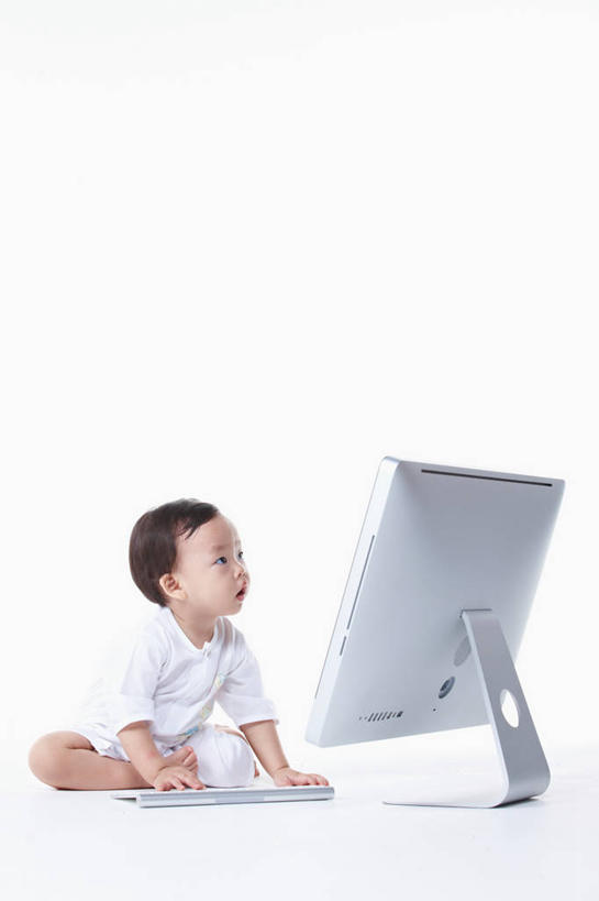 东方人,婴儿,儿童,一个人,坐,盘腿,竖图,室内,白天,白色背景,正面,婴儿服装,纯洁,电脑,显示器,键盘,亚洲,仅一个人,敲打,服装,网络,注视,黄种人,光脚,输入,输入设备,通讯设备,小孩,衣服,打字,观察,看,赤脚,台式电脑,可爱,摄影,服饰,活泼,影棚,观看,点击,敲击,察看,衣着,穿着,关注,宝宝,通信设备,输出设备,纯真,烂漫,无邪,衣饰,电脑一体机,伶俐,天真,按键,亚洲人,孩子,盘腿而坐,盘膝,盘着腿的,盘着腿坐,双腿交叉,坐着,彩图,全身,影棚拍摄,婴儿服,拍摄