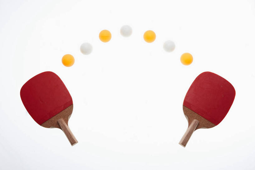 无人,横图,俯视,室内,特写,白天,白色背景,静物,一排,许多,阴影,曲折,弯曲,整齐,反射,影子,乒乓球拍,乒乓球装备,球拍,很多,运动器械,排列,健身器械,摄影,蜿蜒,影棚,队列,健身器材,乒乓球球拍,乒乓球,乒乓球运动,彩图,高角度拍摄,影棚拍摄,拍摄,运动器材