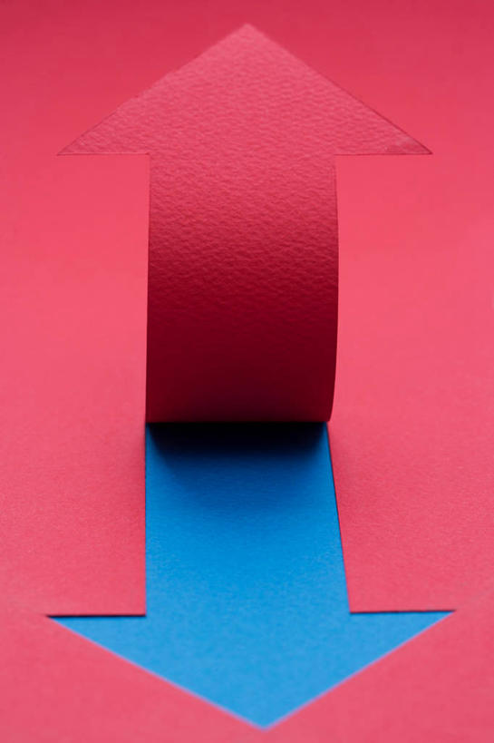 无人,竖图,俯视,室内,特写,白天,静物,阴影,艺术,反射,影子,纸艺,手工艺品,方向,文化,箭头,红色,蓝色,纸制品,工艺品,剪纸,高雅,指向,簇,自信心,品位,剪画,刻纸,彩图,高角度拍摄