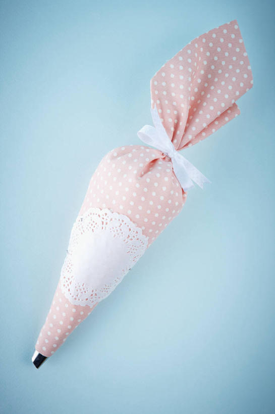 无人,竖图,俯视,室内,特写,白天,桌面,桌子,静物,袋子,制作,阴影,蓝色背景,装饰,反射,裱花袋,影子,加工,塑料袋,一个,粉色,蓝色,摄影,影棚,单个,裱花枪,裱花,彩图,高角度拍摄,影棚拍摄,拍摄