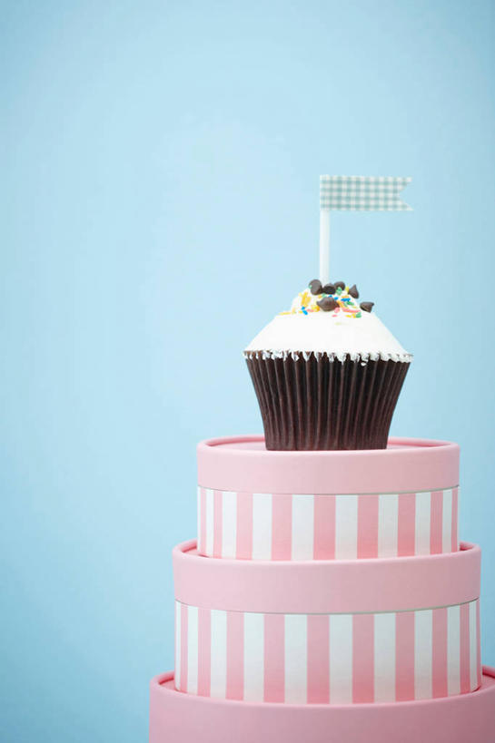 点心,无人,竖图,室内,特写,白天,正面,下午茶,旗帜,一堆,许多,阴影,堆叠,堆积,蓝色背景,反射,影子,纸盒,食品,糖,糖果,甜点,甜品,褐色,很多,旗子,盒子,食物,糕点,三个,一个,粉色,蓝色,白色,包装盒,容器,甜食,摄影,影棚,单个,储藏,纸托,堆,储存,旌旗,旗号,纸杯蛋糕,纸托蛋糕,糖珠,装饰糖,蛋糕托,蛋糕托纸,蛋糕纸托,糖果珠,彩图,影棚拍摄,拍摄,贮存,蛋糕