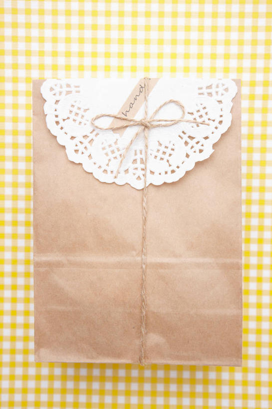 无人,竖图,俯视,室内,特写,白天,桌面,桌子,静物,袋子,礼物,阴影,反射,包装袋,方格,格子,影子,纸袋,大理石,一个,黄色,绳子,摄影,礼品,影棚,单个,绳索,礼品袋,大理石制品,彩图,高角度拍摄,影棚拍摄,拍摄