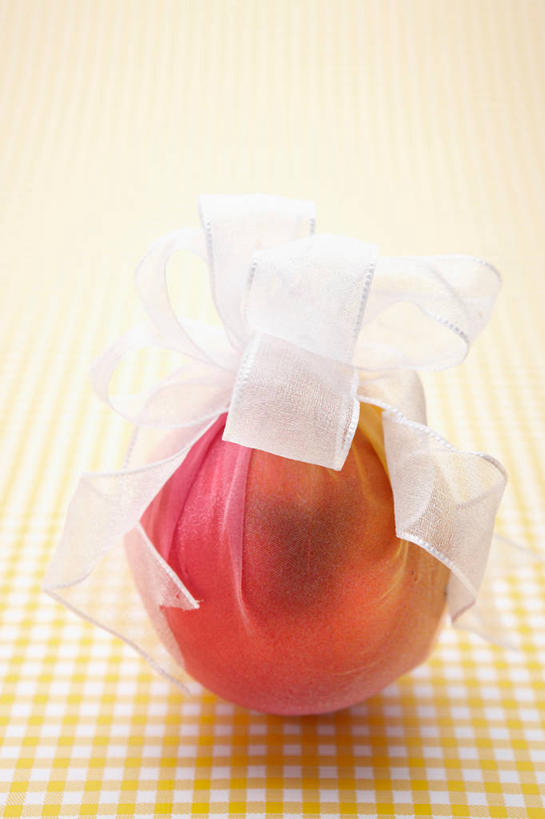 无人,竖图,室内,特写,白天,正面,桌面,桌子,静物,袋子,礼物,阴影,黄色背景,朦胧,模糊,反射,包装袋,丝绸,丝带,影子,纸袋,斑点,缎带,绸带,球,一个,黄色,红色,白色,摄影,礼品,影棚,单个,礼品袋,彩图,影棚拍摄,拍摄