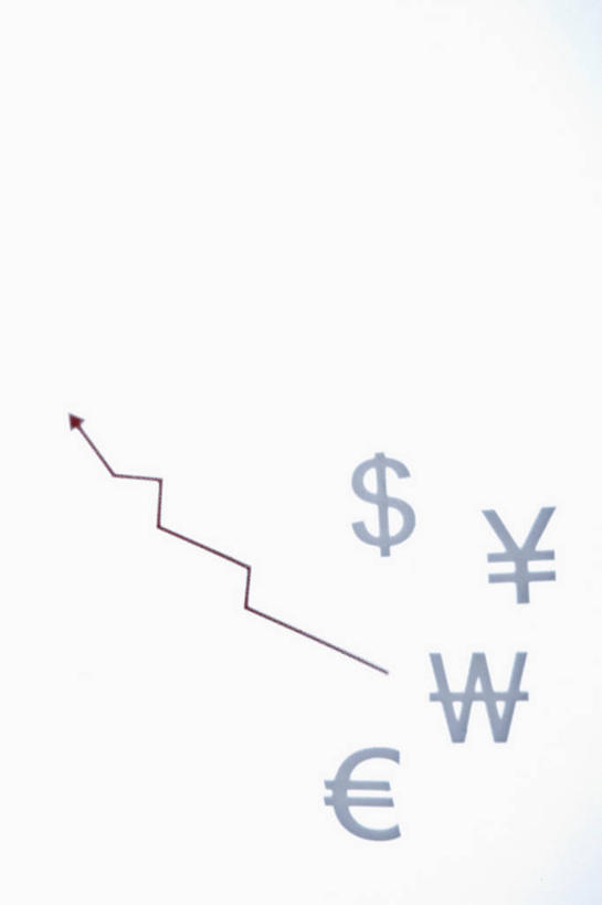 无人,竖图,室内,特写,白天,白色背景,正面,静物,阴影,反射,标志,文字,影子,字符,字母,方向,标识,箭头,红色,白色,四个,摄影,影棚,指向,簇,美元符号,彩图,影棚拍摄,拍摄,欧元符号,日元符号,韩币符号