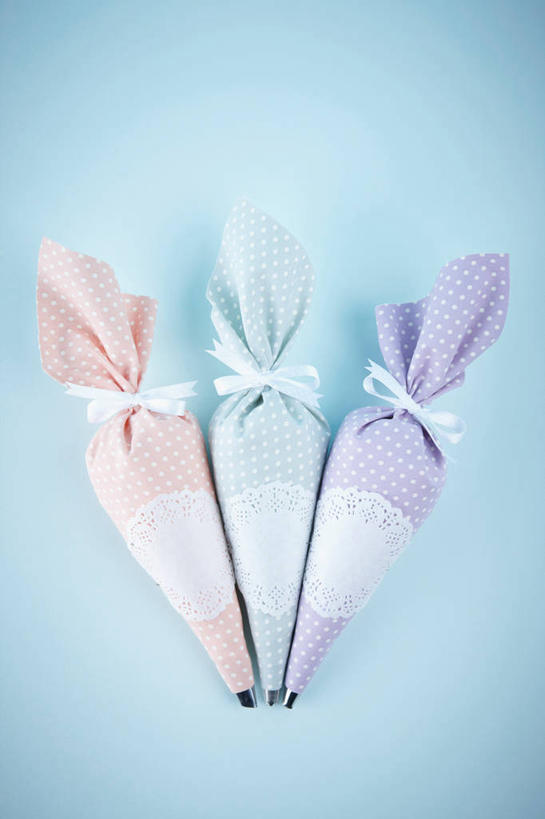 无人,竖图,俯视,室内,特写,白天,桌面,桌子,静物,袋子,制作,阴影,蓝色背景,装饰,反射,裱花袋,影子,加工,塑料袋,三个,粉色,蓝色,绿色,紫色,摄影,影棚,裱花枪,裱花,彩图,高角度拍摄,影棚拍摄,拍摄