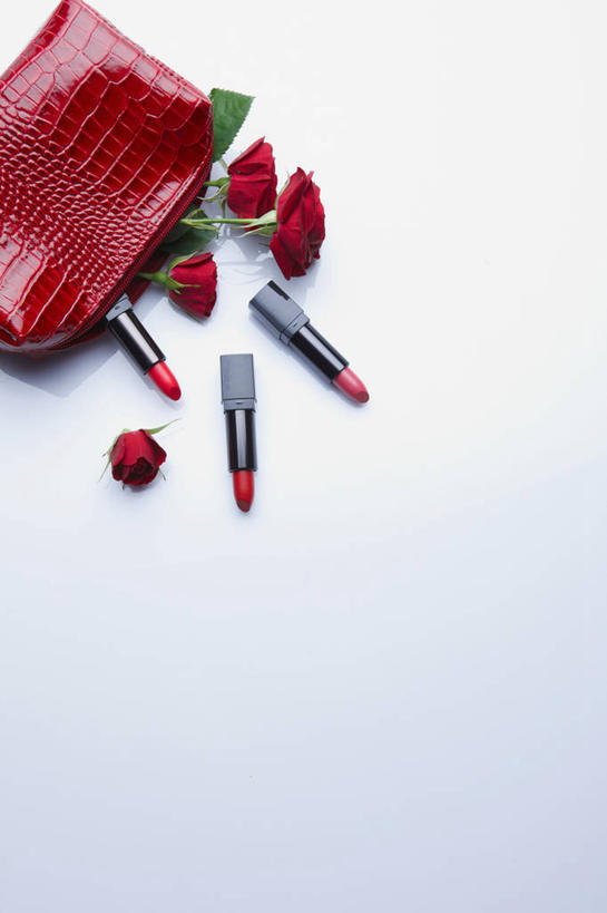 无人,竖图,俯视,室内,特写,白天,爱情,幸福,纯洁,热情,桌面,桌子,玫瑰,三朵,阴影,灰色背景,盛开,反射,包,影子,玫瑰花,浪漫,花蕾,花,花瓣,花朵,鲜花,三个,一个,红色,灰色,唇膏,化妆品,口红,花苞,花蕊,温暖,温馨,恩爱,摄影,影棚,单个,化妆包,和睦,化妆用品,感动,尊敬,提包,唇棒,天真,刺玫花,徘徊花,彩图,高角度拍摄,影棚拍摄,拍摄,融洽