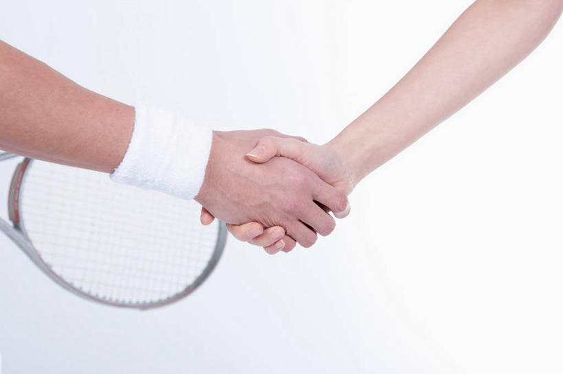 东方人,手,两个人,伙伴,朋友,运动员,握手,横图,室内,特写,白天,白色背景,正面,友谊,合作,团队,网球,亚洲,双手,阴影,反射,网球拍,影子,护腕,球拍,网球装备,网球运动员,黄种人,运动器械,一个,白色,手部,健身器械,战略,摄影,影棚,单个,健身器材,联合,合谋,配合,协作,网球运动,男人,男性,年轻男性,年轻女性,女人,女性,亚洲人,体育运动员,运动选手,搀手,拉手,手搀手,手拉手,手牵手,手握手,半身,彩图,影棚拍摄,拍摄,运动器材