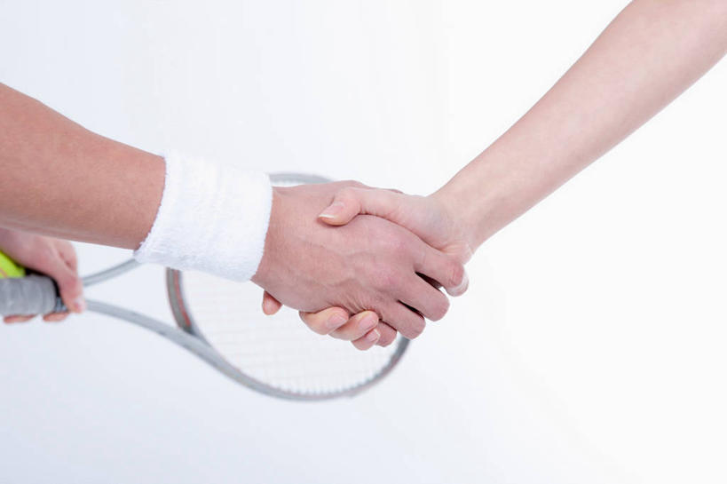 东方人,手,两个人,伙伴,朋友,运动员,握手,横图,室内,特写,白天,白色背景,正面,友谊,合作,团队,网球,亚洲,双手,阴影,反射,网球拍,影子,护腕,球拍,网球装备,网球运动员,黄种人,运动器械,一个,白色,手部,健身器械,战略,摄影,影棚,单个,健身器材,联合,合谋,配合,协作,网球运动,男人,男性,年轻男性,年轻女性,女人,女性,亚洲人,体育运动员,运动选手,搀手,拉手,手搀手,手拉手,手牵手,手握手,半身,彩图,影棚拍摄,拍摄,运动器材