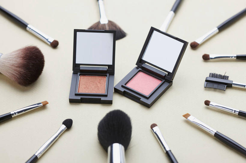 无人,横图,俯视,室内,特写,白天,化妆,美容,镜子,桌面,桌子,静物,许多,护肤,阴影,灰色背景,环绕,围绕,反射,影子,很多,环抱,唇刷,两个,灰色,彩妆,化妆刷,刷子,保养,享受,休闲,眼影,放松,保健,摄影,影棚,腮红刷,眼影刷,调色盘,镜像,美容工具,指甲刷,调色板,镜面,养颜,彩妆刷,化妆工具,眉刷,蜜粉刷,修面刷,萦绕,胭脂刷,彩图,高角度拍摄,影棚拍摄,拍摄,面膜刷,眼影调色盘