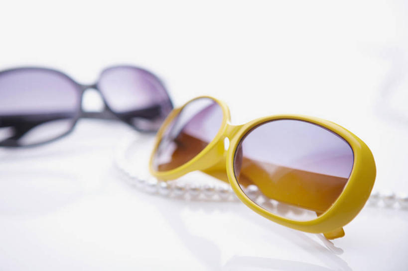 无人,横图,室内,特写,白天,白色背景,正面,桌面,桌子,静物,阴影,朦胧,模糊,反射,墨镜,眼镜,影子,两个,黄色,白色,太阳镜,太阳眼镜,遮阳镜,摄影,影棚,彩图,影棚拍摄,拍摄