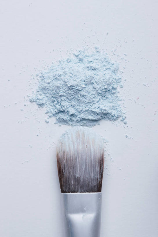 无人,竖图,俯视,室内,特写,白天,静物,灰色背景,粉饼,粉末,一个,蓝色,化妆品,化妆刷,刷子,粉,摄影,影棚,单个,腮红刷,修饰,美容工具,护肤品,化妆用品,护肤用品,遮盖,彩妆刷,化妆工具,吸脂,粉状,粉剂,胭脂刷,彩图,高角度拍摄,影棚拍摄,拍摄,防晒