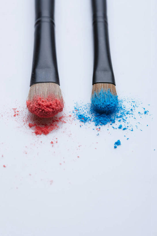 无人,竖图,俯视,室内,特写,白天,白色背景,静物,粉饼,粉末,两个,红色,蓝色,化妆品,化妆刷,刷子,粉,摄影,影棚,腮红刷,修饰,美容工具,护肤品,化妆用品,护肤用品,遮盖,彩妆刷,化妆工具,吸脂,粉状,粉剂,胭脂刷,彩图,高角度拍摄,影棚拍摄,拍摄,防晒