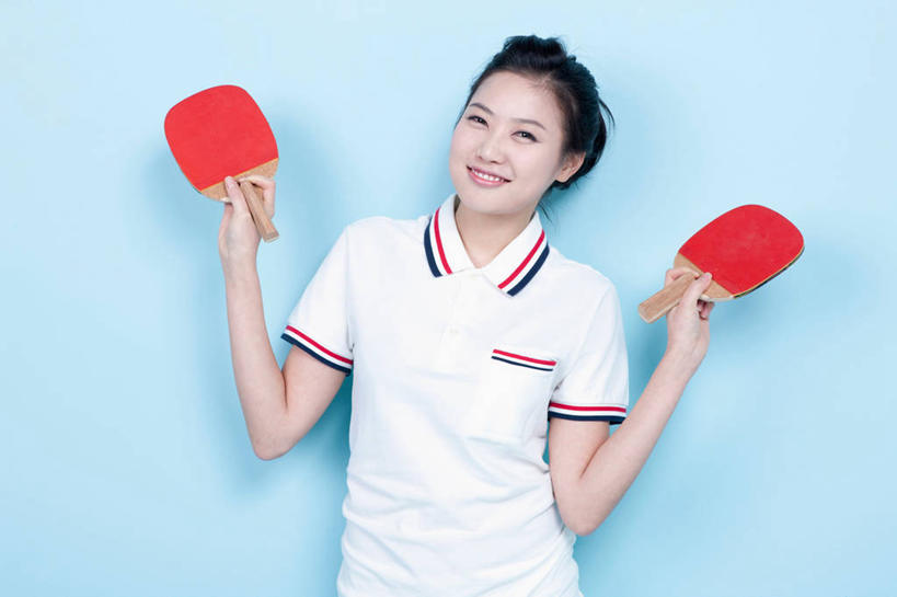 东方人,一个人,运动员,站,笑,微笑,露齿笑,横图,室内,白天,正面,运动服,亚洲,仅一个年轻女性,仅一个女性,仅一个人,握,阴影,蓝色背景,服装,反射,影子,乒乓球拍,乒乓球装备,球拍,拿,拿着,注视,黄种人,运动器械,两个,衣服,红色,观察,看,站着,健身器械,握着,摄影,服饰,影棚,观看,察看,衣着,穿着,关注,健身器材,乒乓球球拍,衣饰,乒乓球,乒乓球运动,年轻女性,女人,女性,亚洲人,体育运动员,运动选手,站立,半身,彩图,影棚拍摄,拍摄,乒乓球运动员,运动器材,运动装