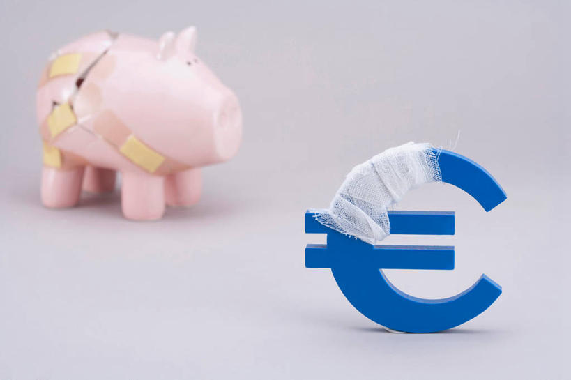 无人,横图,室内,特写,白天,白色背景,正面,钱,静物,标志,钱币,纱布,文字,欧元,标识,一个,容器,医疗用品,储蓄罐,器皿,治疗,储蓄,存钱,金融,理财,摄影,影棚,经济,单个,固定,医疗,医疗设备,资金,存钱罐,胶布,存款,流通,贸易,贮钱罐,储钱罐,扑满,止血,货币,绷带,创可贴,彩图,影棚拍摄,拍摄,欧元符号