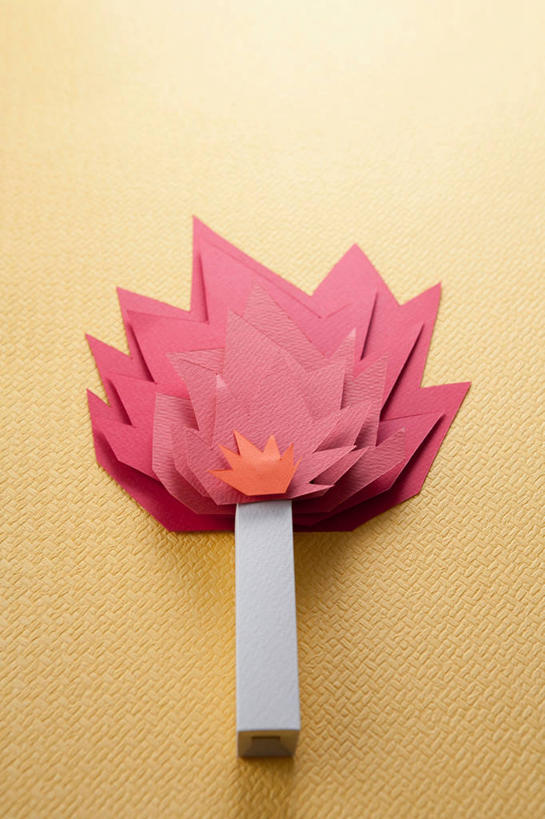 无人,竖图,俯视,室内,特写,白天,热情,静物,火,黄色背景,艺术,火焰,纸艺,手工艺品,燃烧,文化,红色,纸制品,工艺品,剪纸,摄影,影棚,高雅,自信心,品位,剪画,刻纸,彩图,高角度拍摄,影棚拍摄,拍摄