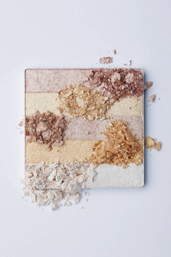 无人,竖图,俯视,室内,特写,白天,白色背景,化妆,美容,静物,一堆,护肤,堆叠,堆积,粉末,褐色,彩妆,保养,享受,休闲,粉,眼影,放松,保健,摄影,影棚,堆,调色盘,调色板,养颜,粉状,粉剂,彩图,高角度拍摄,影棚拍摄,拍摄,眼影调色盘