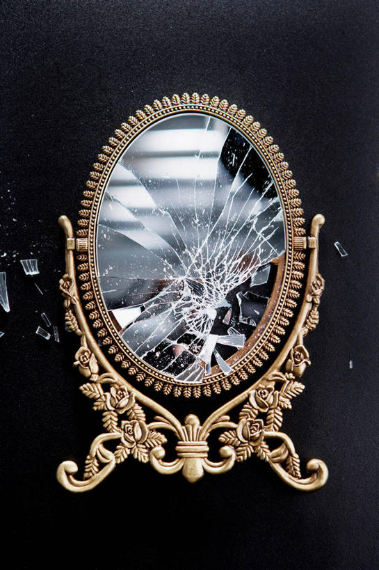 无人,竖图,俯视,室内,特写,白天,化妆,美容,镜子,静物,黑色背景,破碎,反射,图形,椭圆,椭圆形,几何,一个,化妆镜,摄影,影棚,单个,镜像,碎裂,破裂,镜面,数学,分裂,光学,彩图,高角度拍摄,影棚拍摄,拍摄,几何图形,平面图形