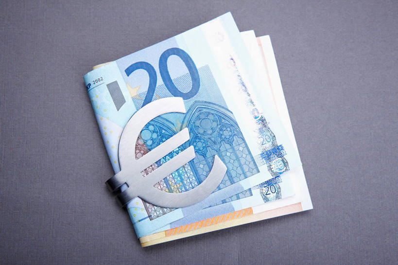 无人,横图,俯视,室内,特写,白天,钱,静物,灰色背景,标志,钱币,数字,文字,字符,欧元,标识,钞票,金融,纸币,摄影,阿拉伯数字,影棚,经济,流通,纸钞,贸易,货币,现金,彩图,高角度拍摄,影棚拍摄,拍摄,欧元符号