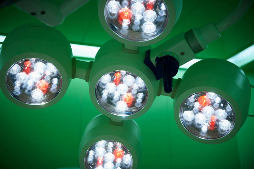 无人,医院,横图,室内,特写,白天,仰视,静物,照明,阴影,光线,影子,灯光,灯,一个,绿色,灯具,单个,照亮,手术,手术室,照明设备,无影灯,医疗机构,彩图,低角度拍摄,病院,诊所