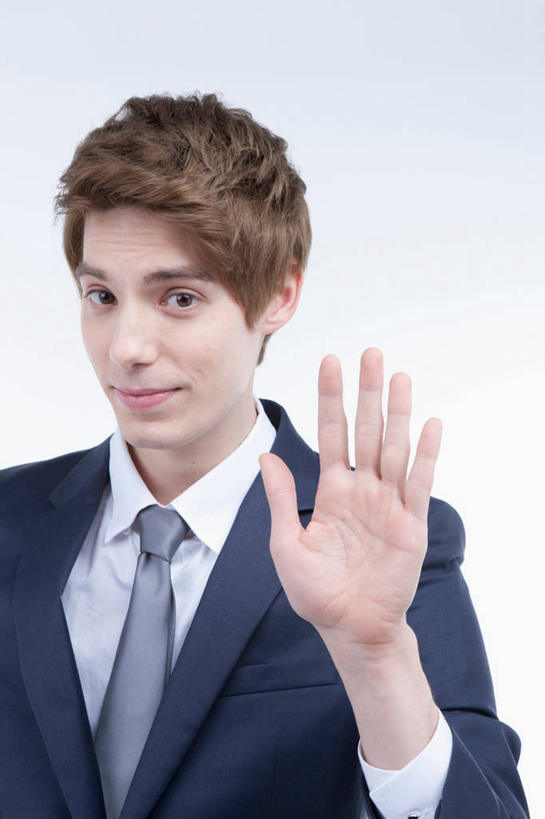 西方人,一个人,商务人士,商务男性,举,笑,微笑,竖图,室内,白天,白色背景,正面,衬衫,欧洲,欧洲人,仅一个男性,仅一个人,套装,领带,挥手,注视,再见,仅一个年轻男性,观察,看,手势,托,招手,摄影,影棚,告别,观看,察看,象征,庄重,关注,商务装,身份,摆动,工薪阶层,离别,正式,地位,辞行,男人,男性,年轻男性,白种人,白领,上班族,举起,举手,举着,向上举,向上伸,向上托,半身,彩图,影棚拍摄,衬衣,拍摄