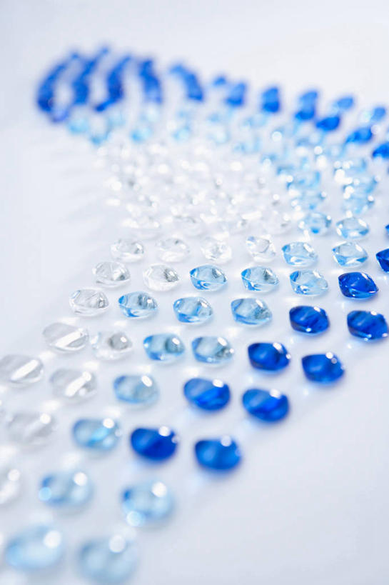 无人,竖图,俯视,室内,特写,白天,白色背景,静物,阴影,朦胧,模糊,透明,反射,圆形,图形,影子,圆,珠子,几何,蓝色,白色,摄影,影棚,数学,通透,彩图,高角度拍摄,影棚拍摄,拍摄,几何图形,平面图形