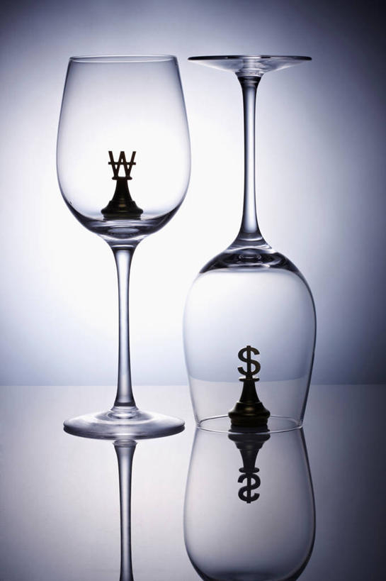 无人,竖图,室内,特写,白天,正面,钱,美元,静物,杯子,阴影,灰色背景,反射,标志,高脚杯,钱币,文字,影子,红酒杯,美金,标识,玻璃制品,两个,酒杯,金融,摄影,影棚,经济,葡萄酒杯,美圆,流通,贸易,货币,美元符号,现金,玻璃杯,彩图,影棚拍摄,拍摄,韩元符号